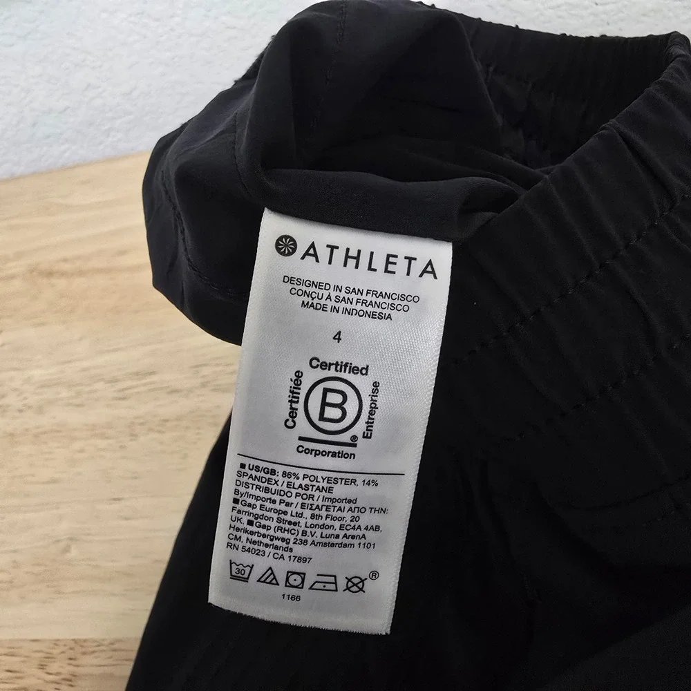 Athleta Avenue Wide Leg Crop Pant Black 657598-00 Womens 4 Smocked Waist Sporty